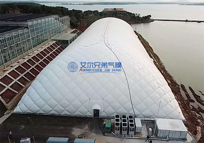 充氣膜結(jié)構(gòu)建筑施工省錢在哪里？